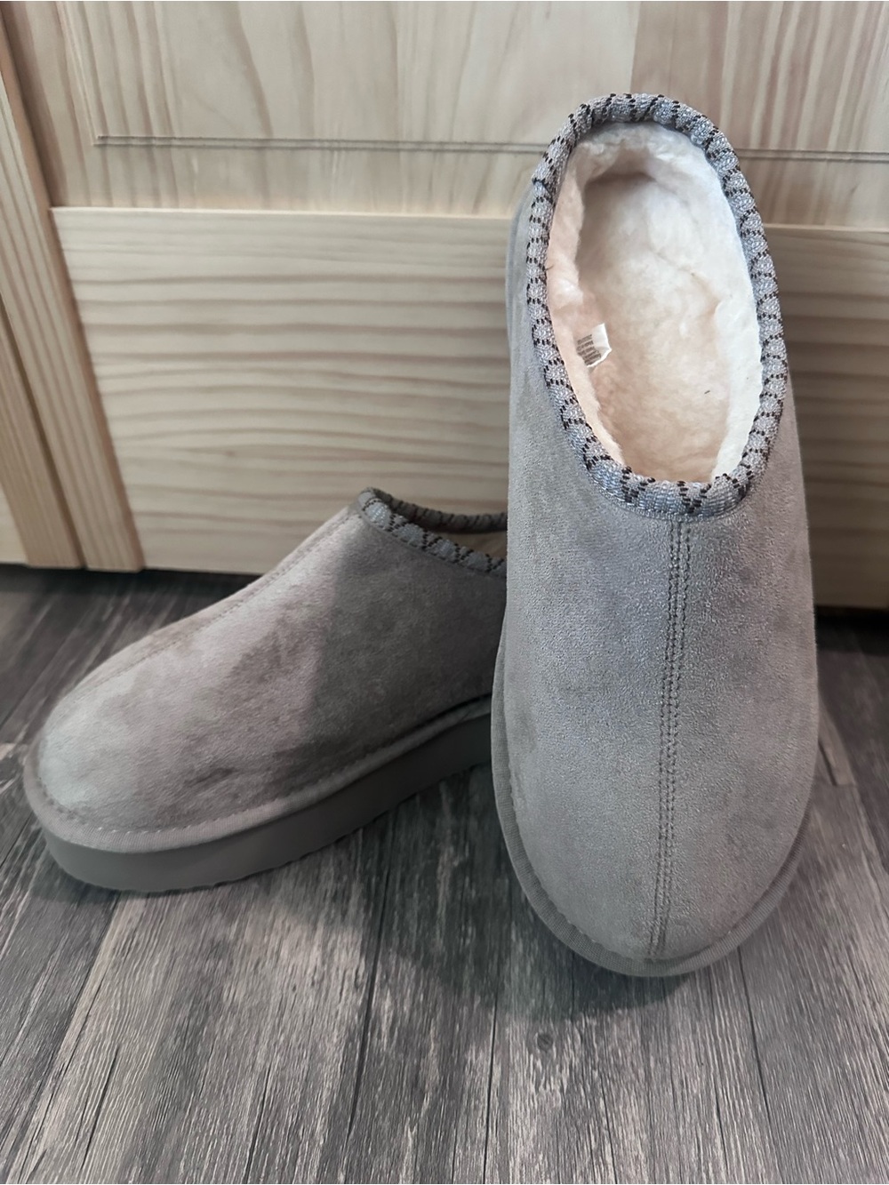 PAWZ Gray Faux Suede Plush Lined Slip-On Slippers Women’s Size 9